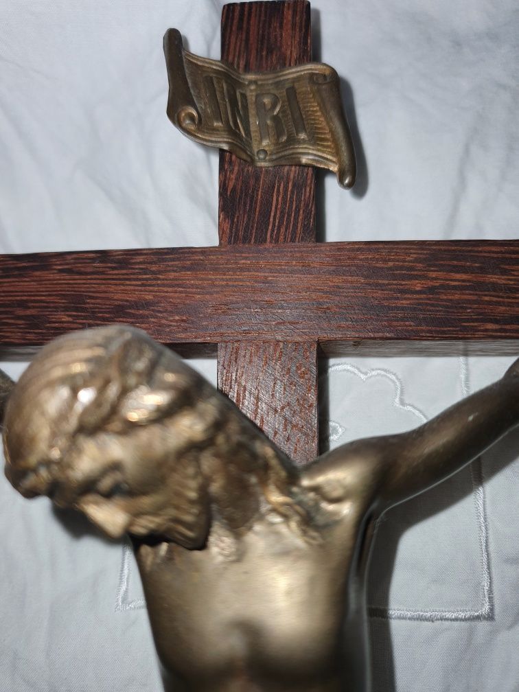 Antigo crucifixo com Cristo em bronze