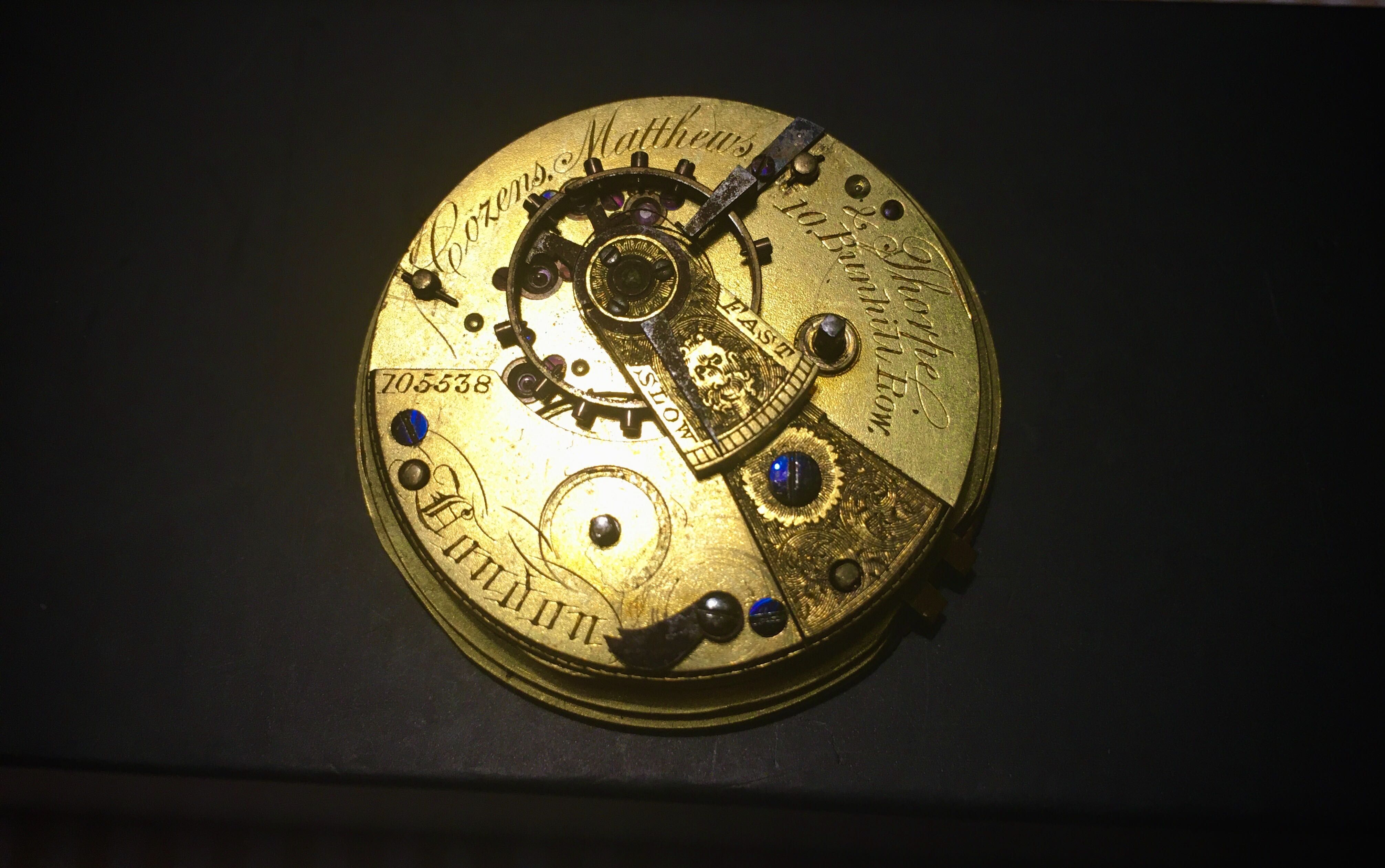 Mecanismo de relógio de bolso antigo