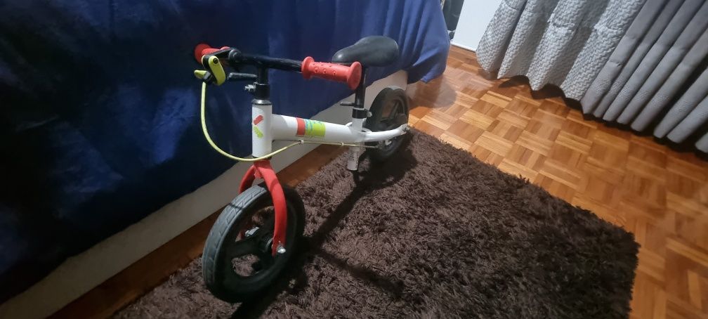 Bicicleta sem pedais para criança