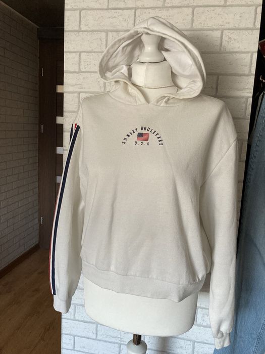 biała bluza z kapturem crop top z nadrukiem na plecach rękawach H&M