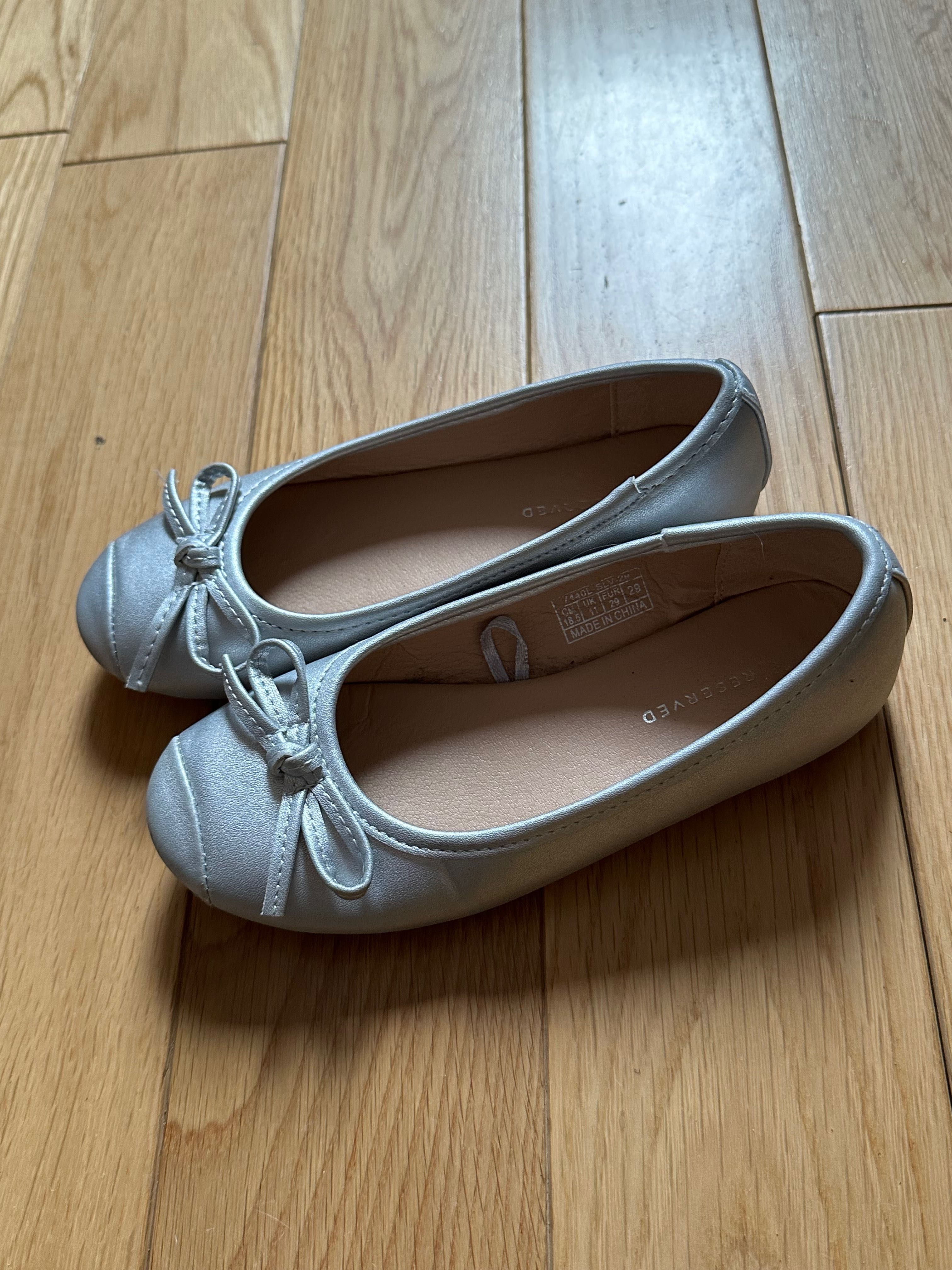 Srebrne balerinki, Reserved, 29