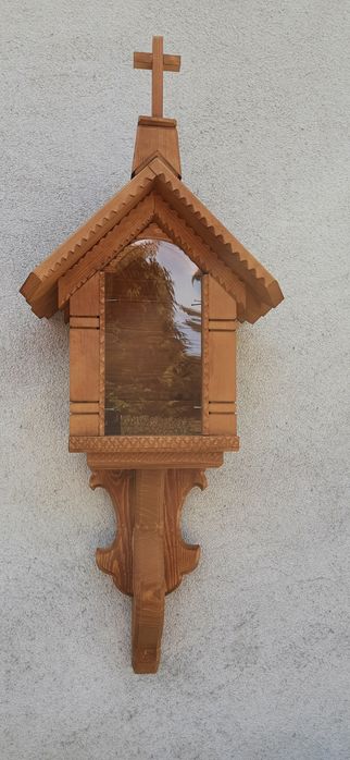 "Kapliczka  drewniana" na drzewo