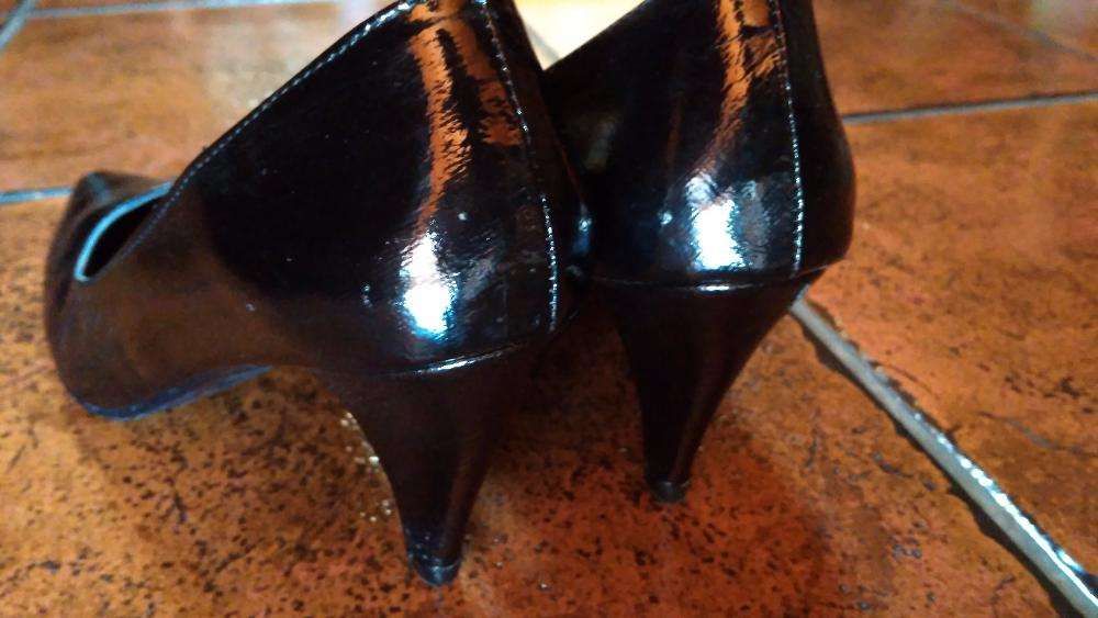 Sapatos verniz pretos