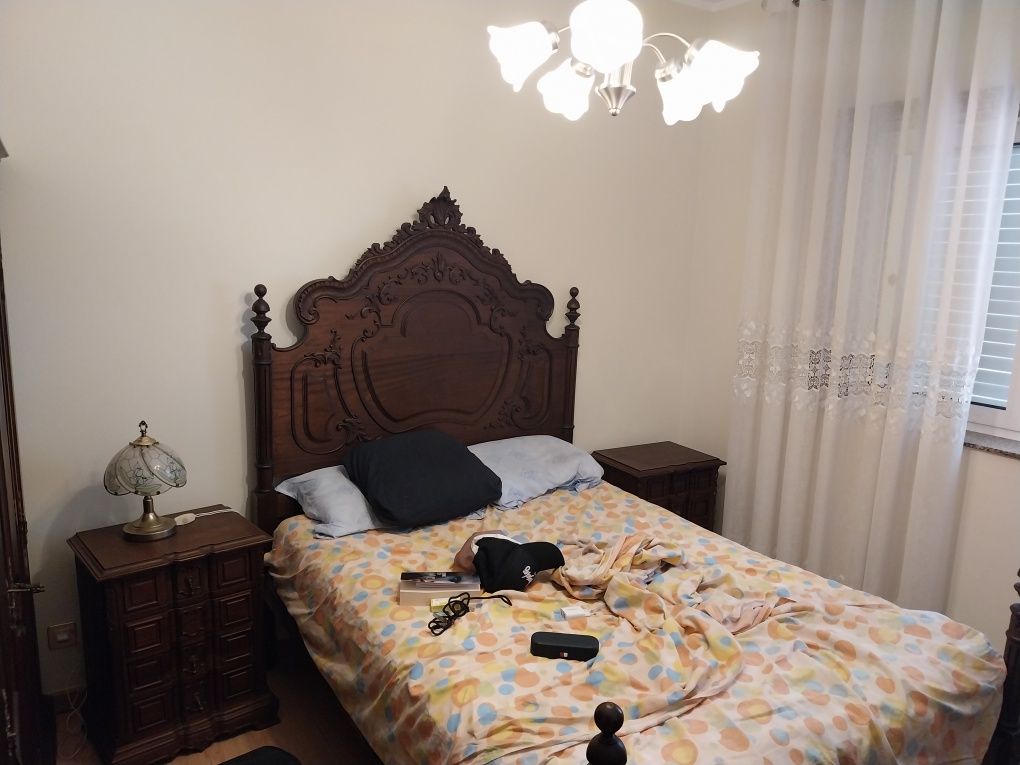 Mobilia de quarto completa em hotimo  estado usada de cor castanho esc