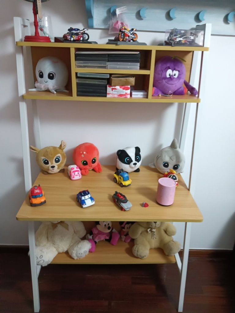Estante para quarto de criança