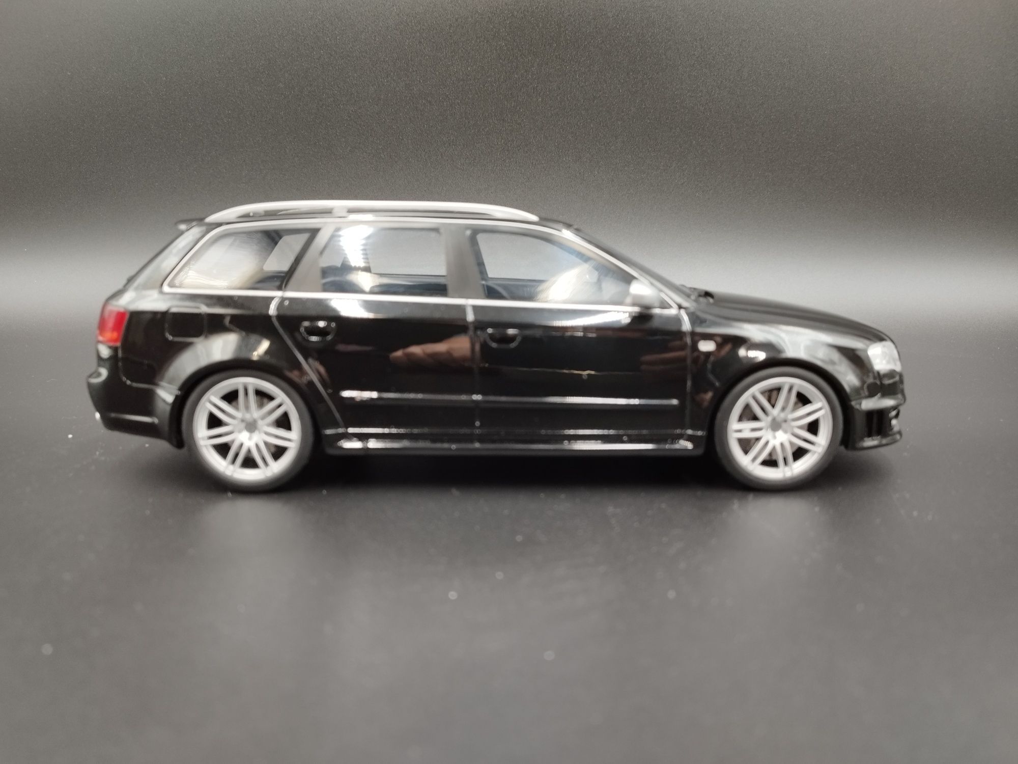 1:18 Otto Audi RS4 Avant model