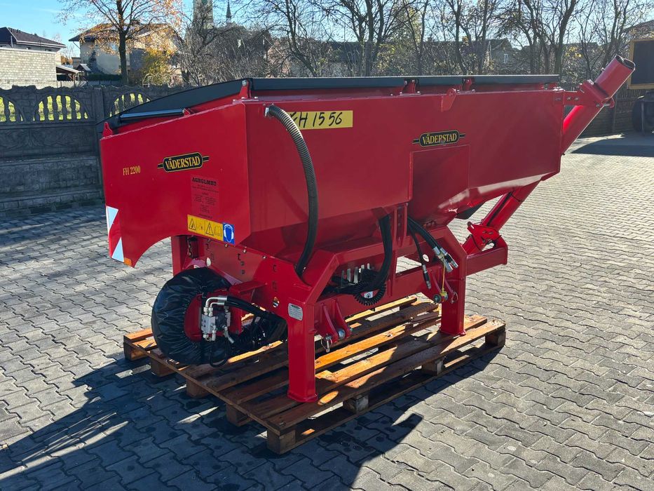 Siewnik punktowy Väderstad Tempo V8 + zbiornik czołowy FH 2200