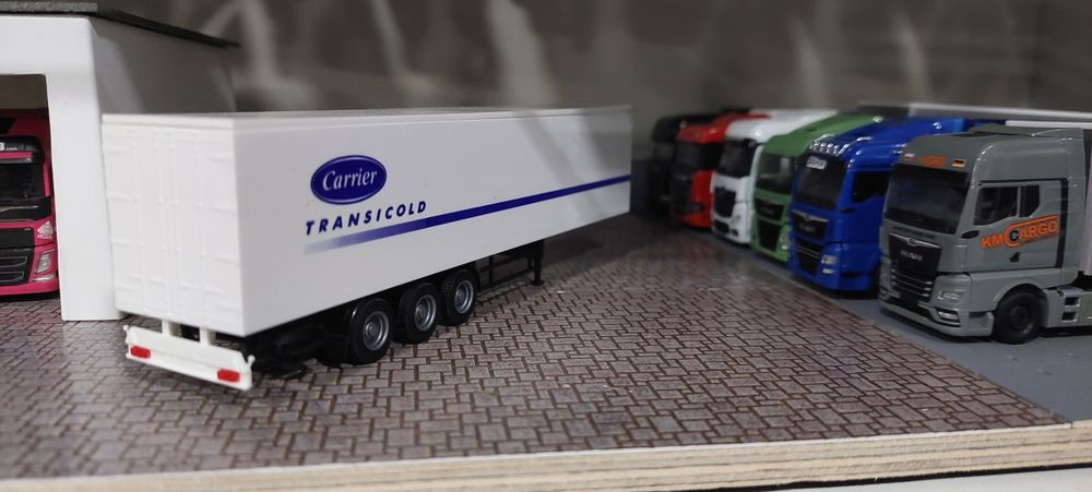 Model 1:87 Naczepa Carriere chłodnia AMW