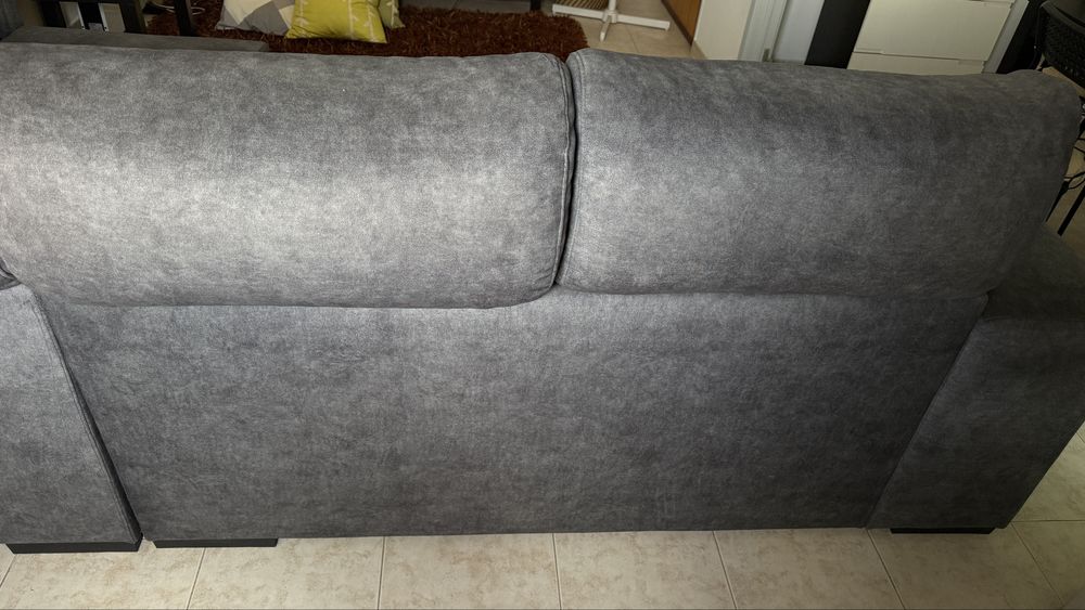 Sofá Chaise Longue Cinza com arrumação