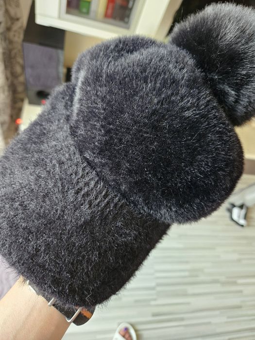 Czapka zimowa jesienna z daszkiem z futerkiem  z pomponem