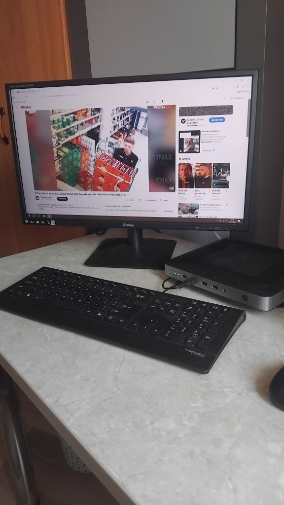 Zestaw komputerowy z klawiaturą i monitorem