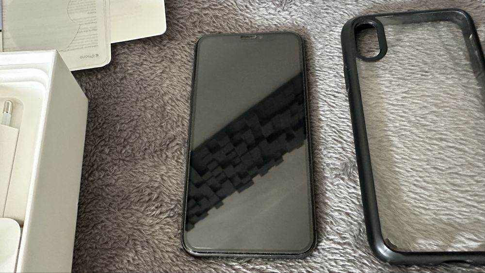 iPhone X 64GB w perfekcyjnym stanie etui Spigen