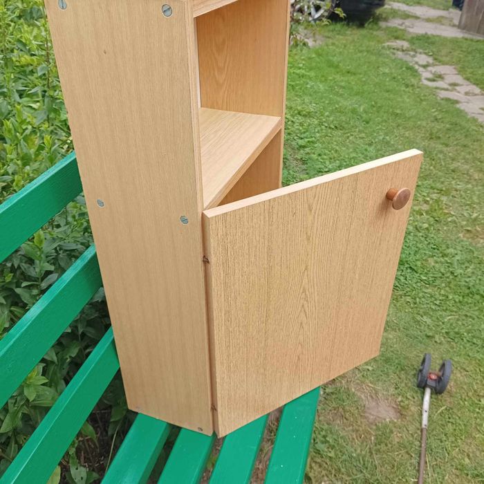 77. Mała szafka z półkami