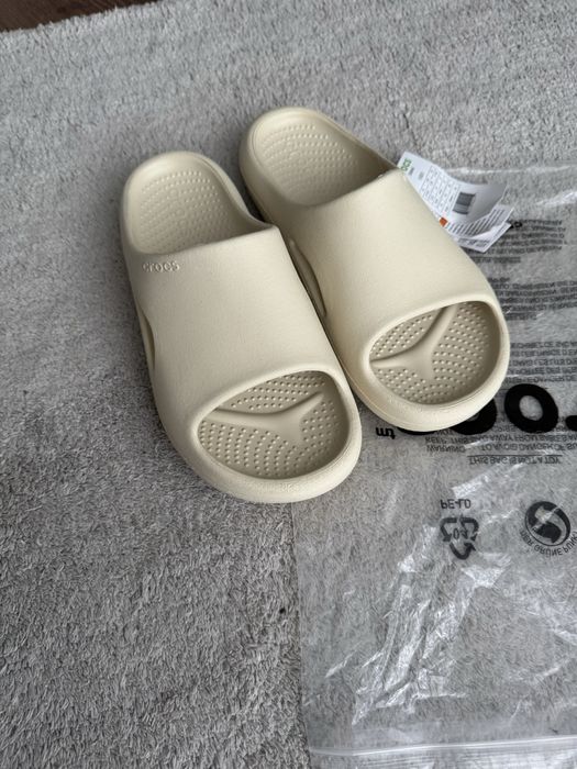 Шльопанці M7 W9 CROCS MELLOW RECOVERY SLIDE бежеві 39-40 р