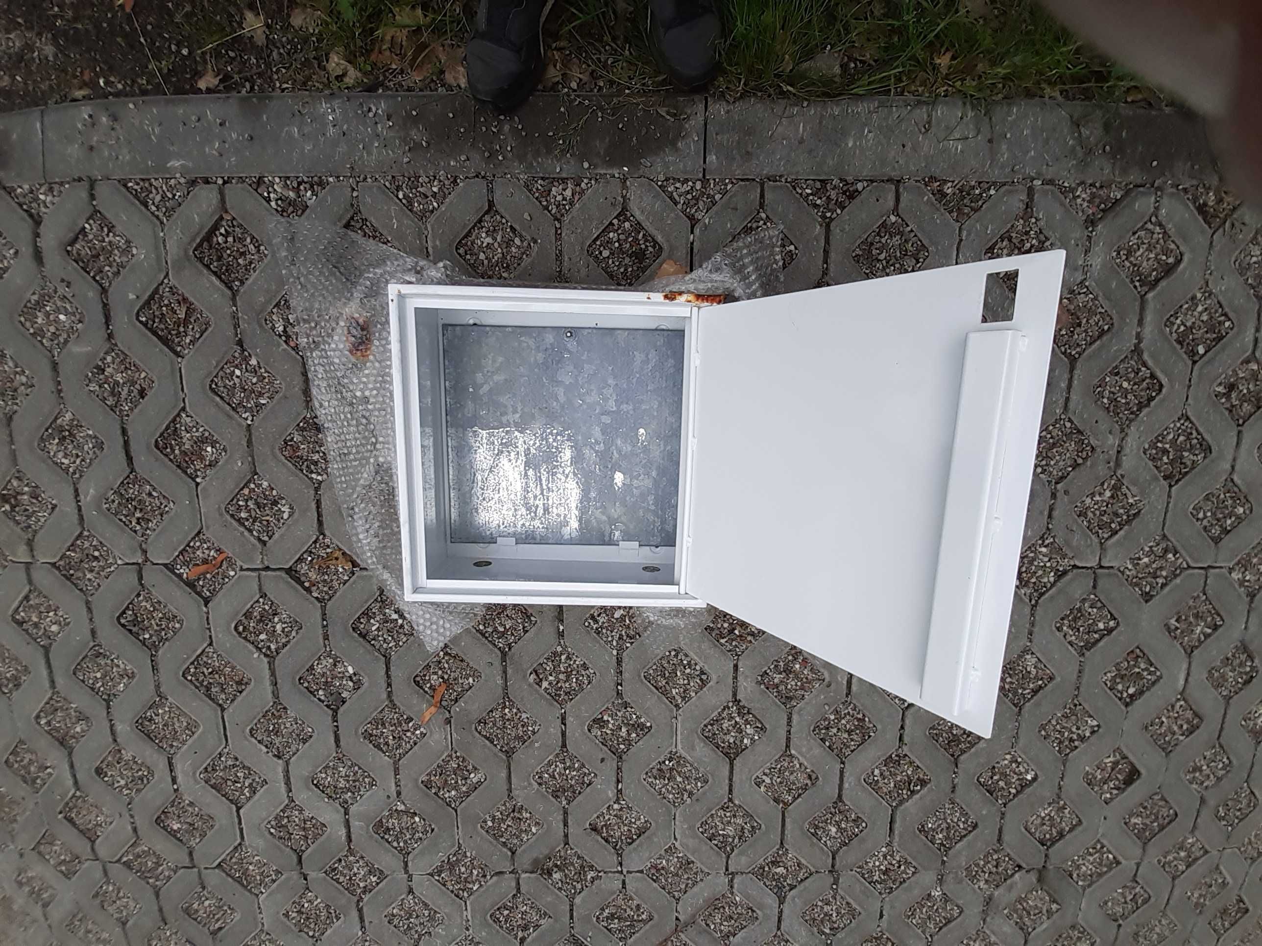 Korytka kablowe + puszki elektryczne małe i duże