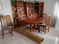 Móvel de sala com mesa e cadeiras + tapete