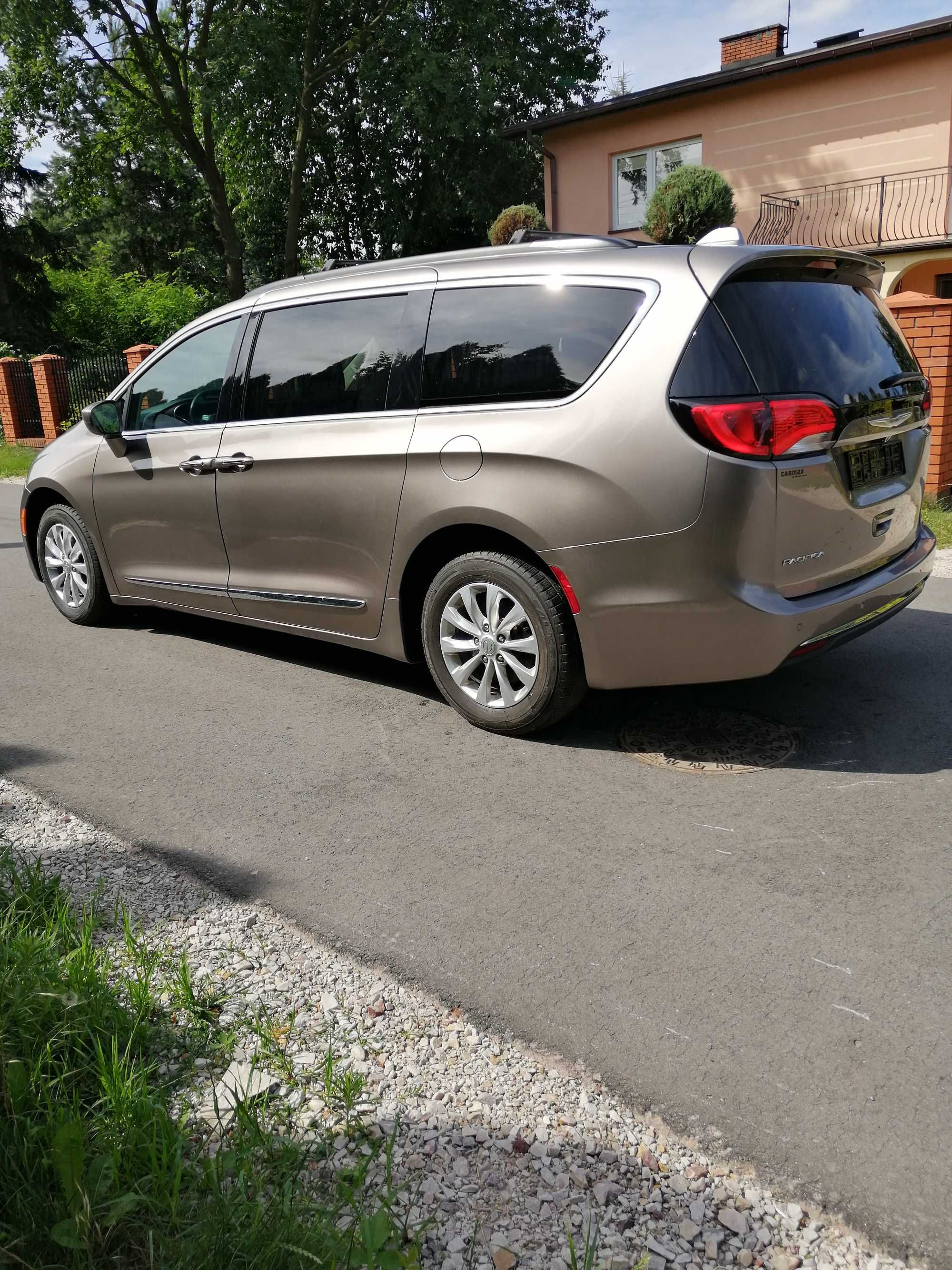 CHRYSLER Pacifika Turning L