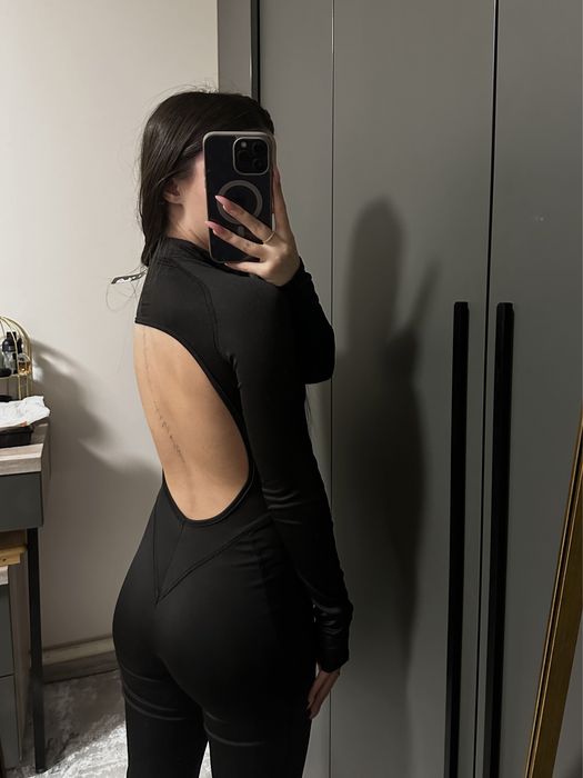 Комбінезон з відкритою спиною на замку