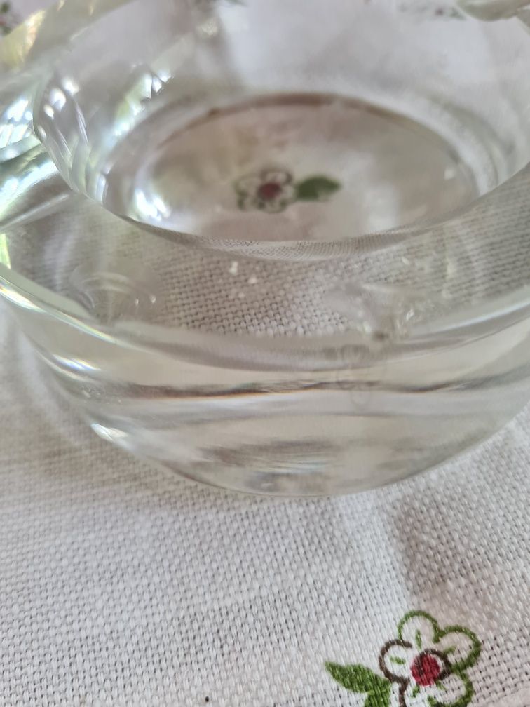 Przezroczysta ciężka popielniczka