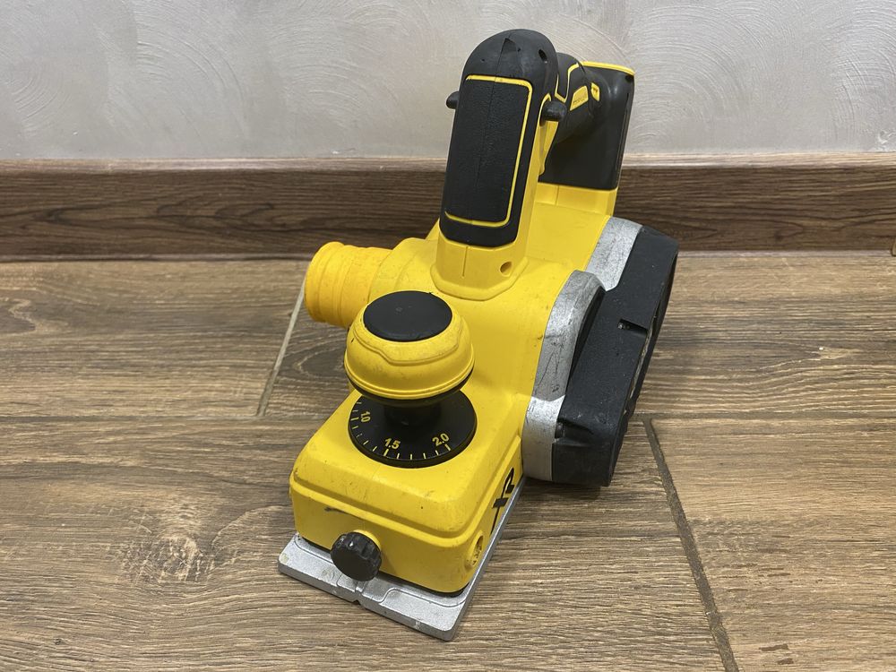 Рубанок DeWalt DCP580
