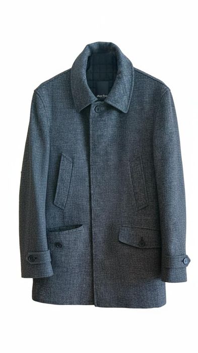 Стильне чоловіче пальто класичного крою.