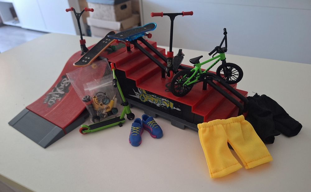 Zestaw hulajnogi, deskorolki, skatepark fingerboard