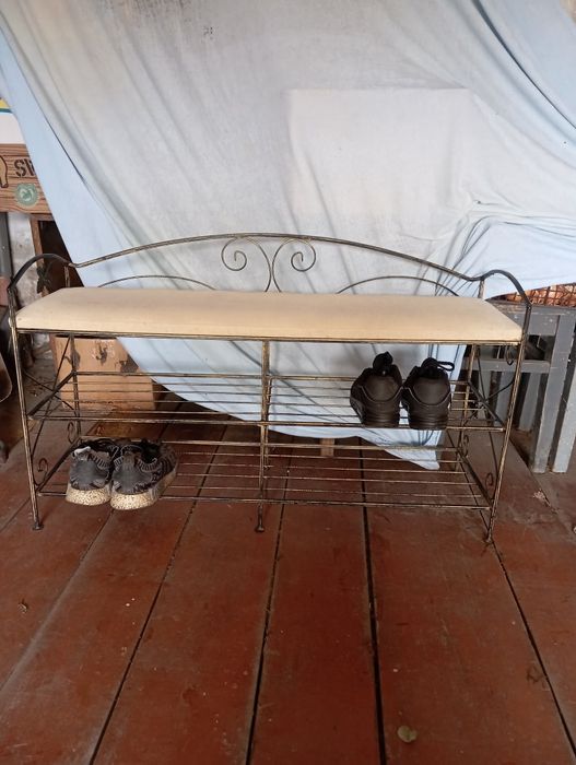 Продам полку зсідушкою до взуття.