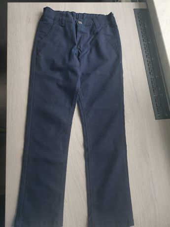 Eleganckie spodnie chłopięce granatowe r. 128
