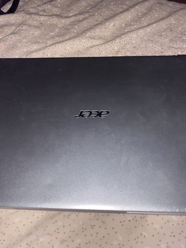 Acer com carregador – Vende-se para peças (funciona bem, ecrã solto)