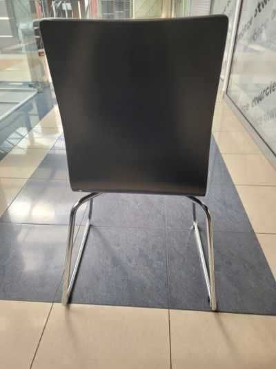 Krzesła ze sklejki