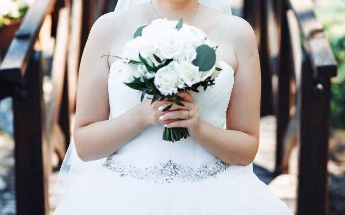 Дуже гарна білосніжна весільна сукня