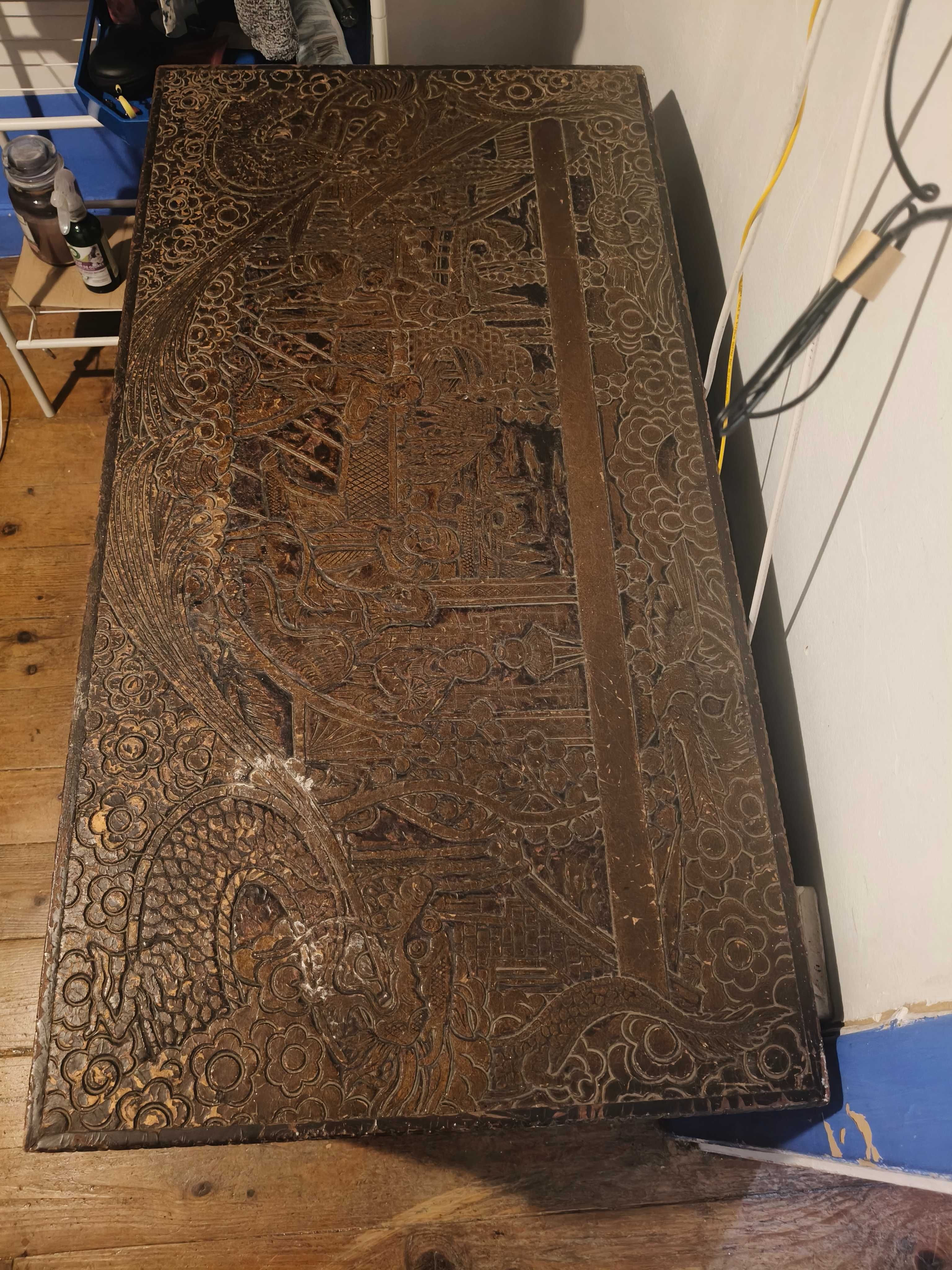Baú de roupa antigo