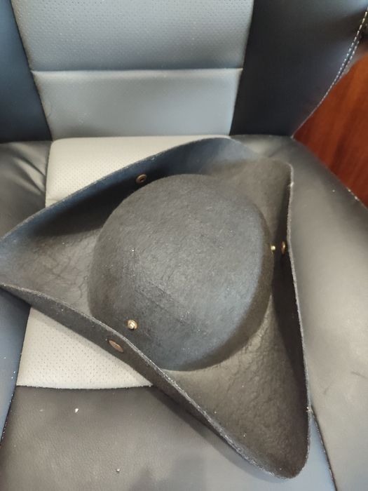 Продам треугольну шляпу пірата