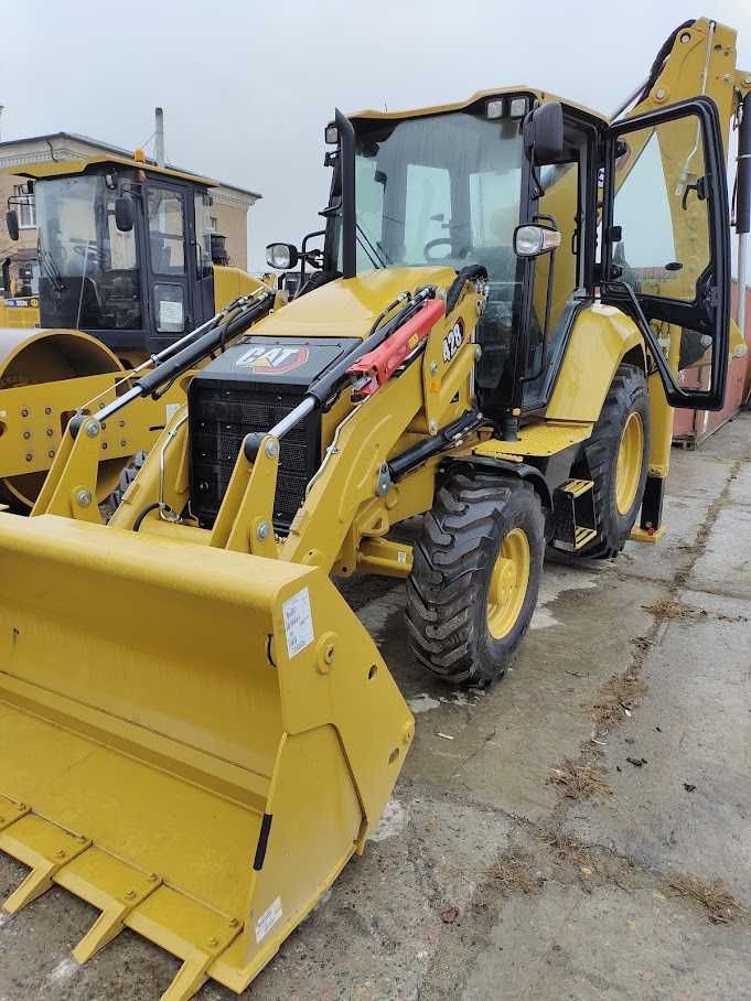 Новий екскаватор-наватажувач CATERPILLAR 428