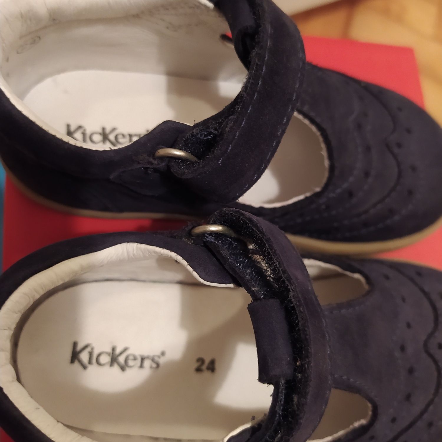 Sapatos unisexo novos marca Kickers tamanho 24