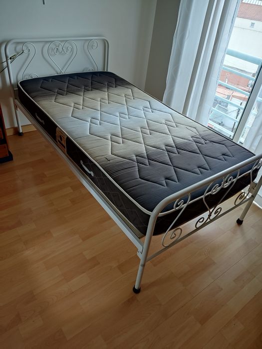 Cama de solteiro em ferro, com colchão e estrado