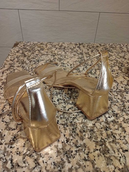 Sandália dourada