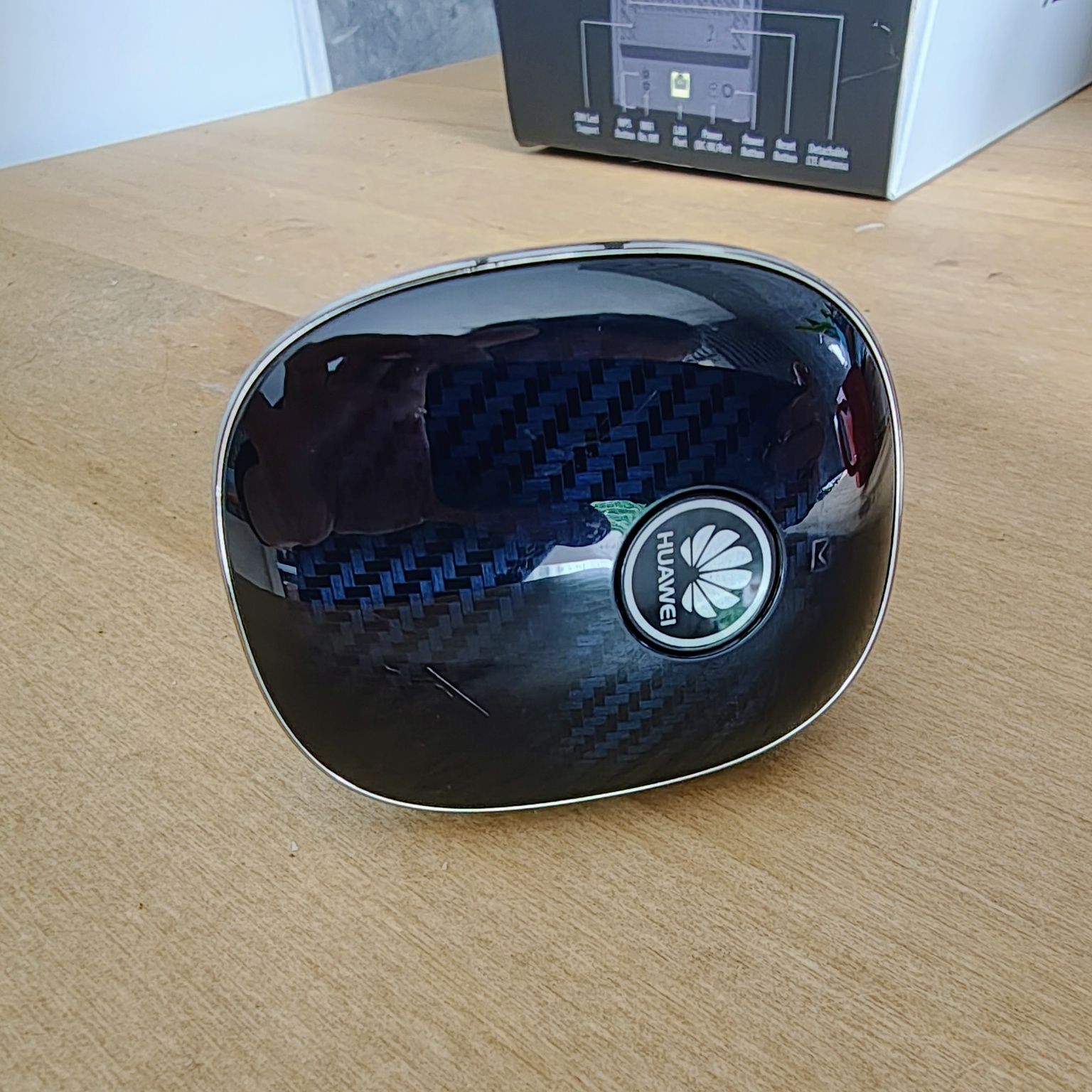 Huawei E8377 to CarFi mobilny router WiFi do samochodu