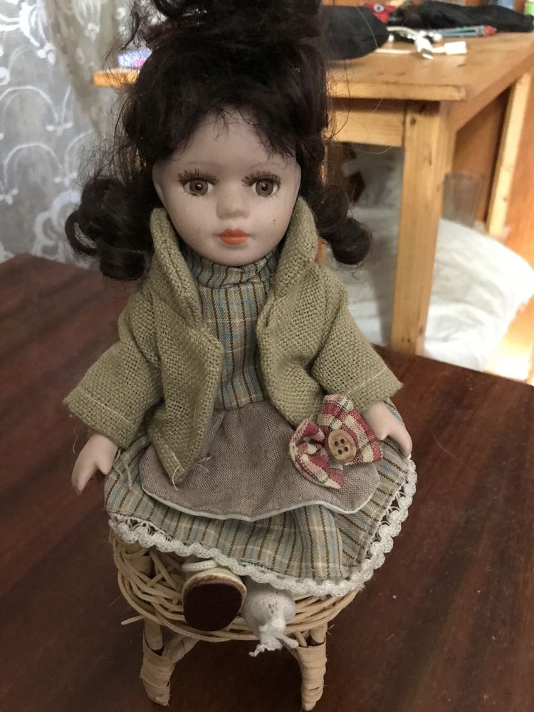 Кукла в кресле
