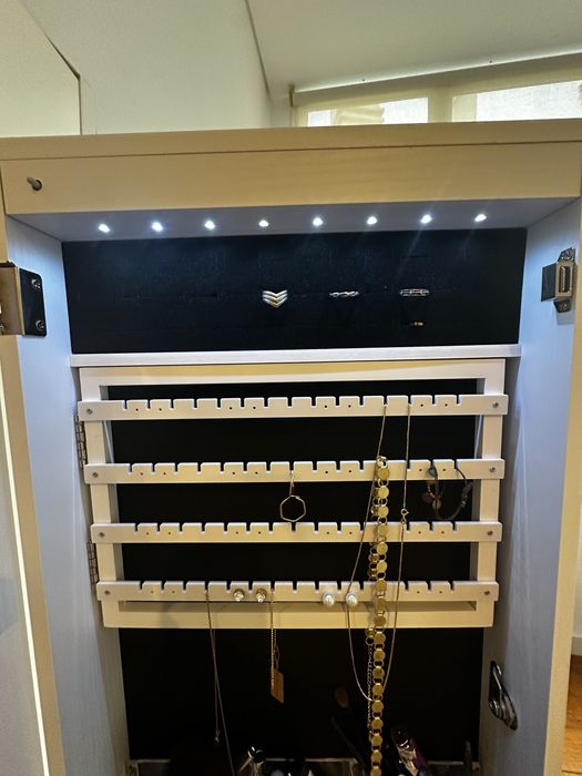 Guarda joias , cabide com espelho com rodizios