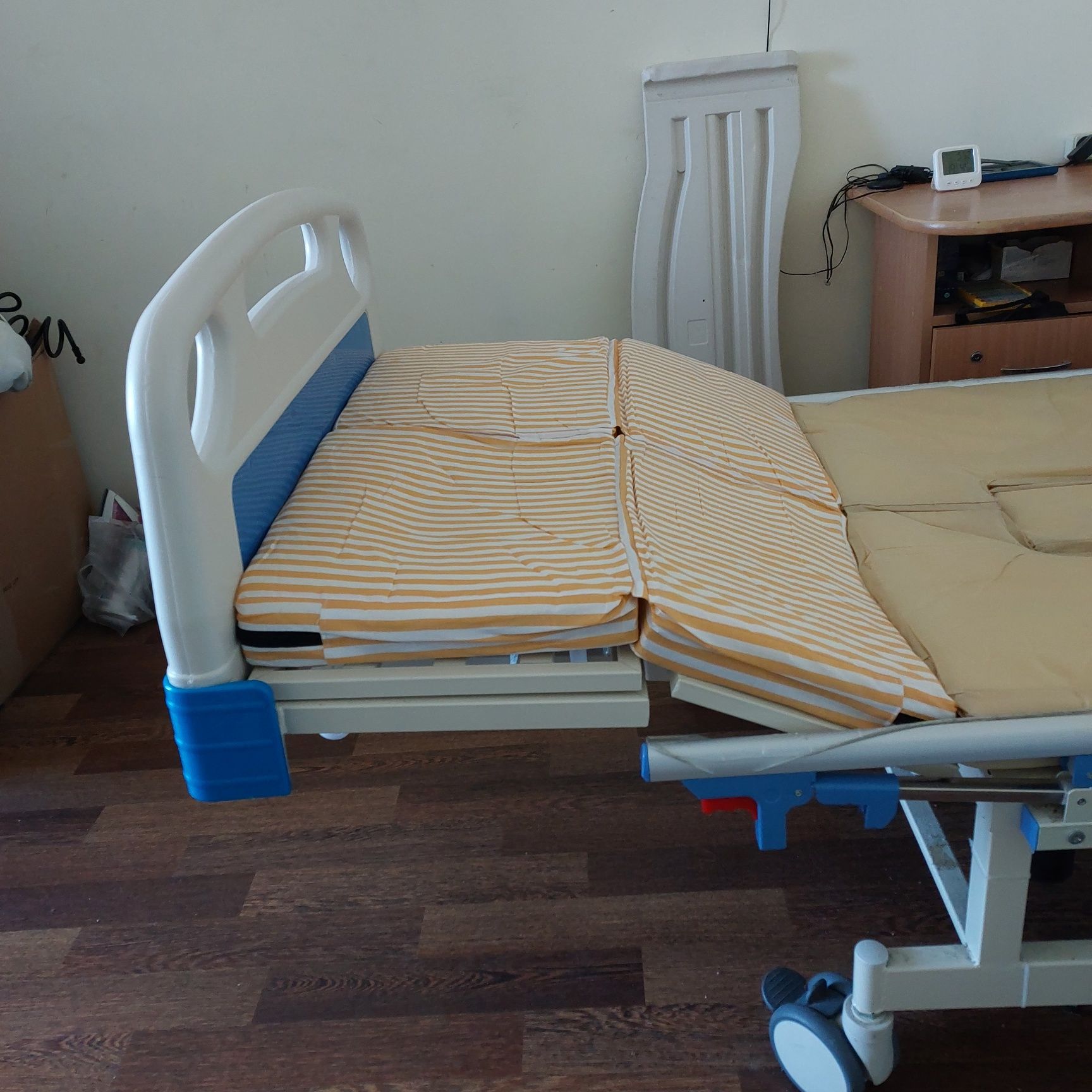 Медичне ліжко з туалетом на електропривода + механіка для тяжкохворих