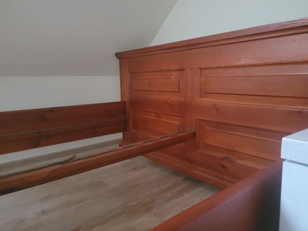 Drewniane wygodne łóżko
