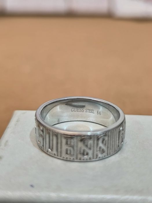 Anel de homem da Guess em aço inoxidável