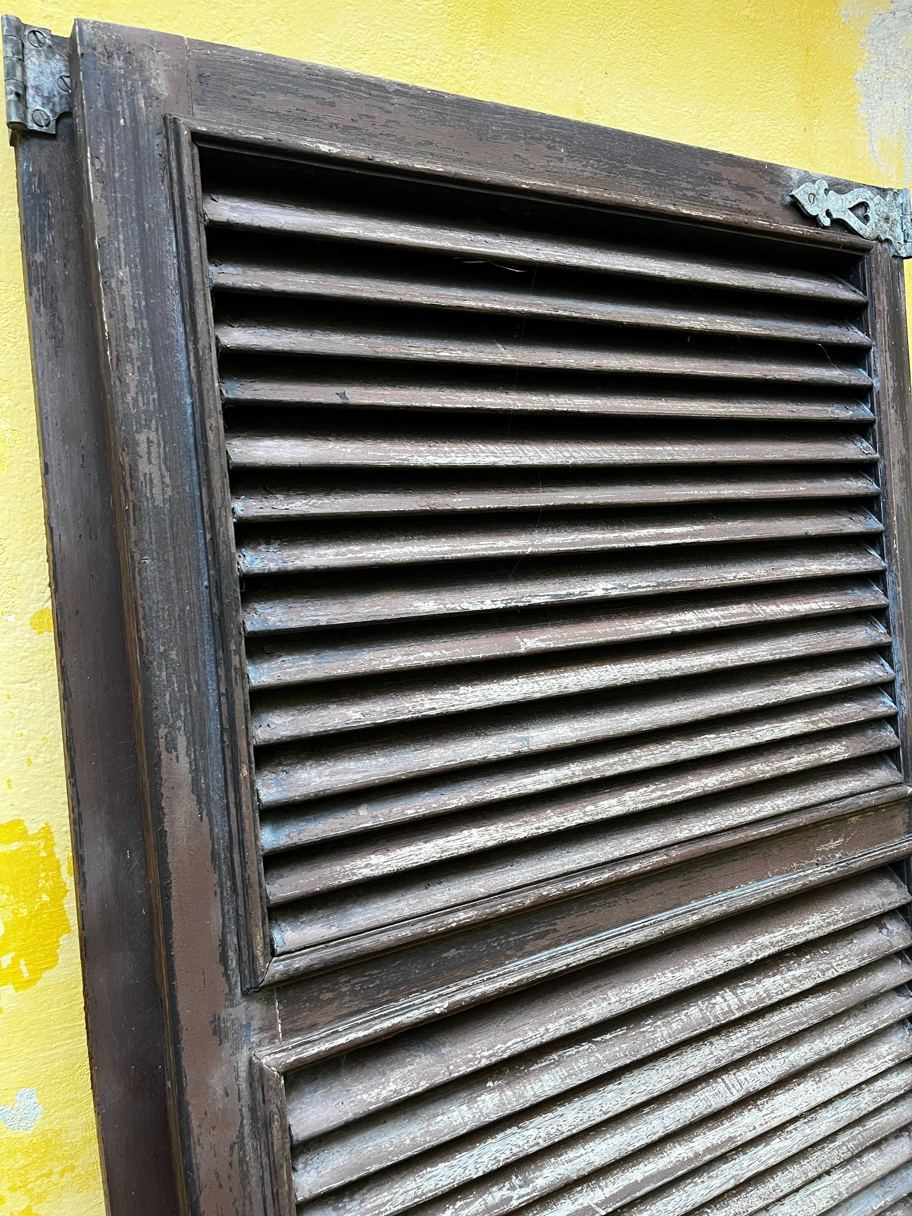 9 Portadas em madeira maciça ripada, para janelas altas