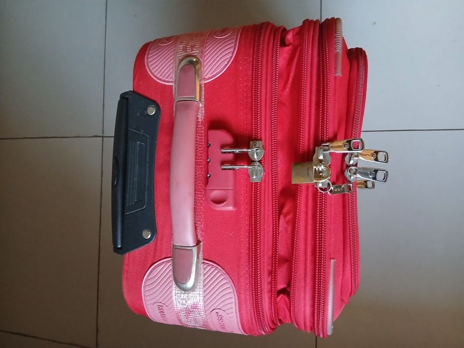 Двухколесный дорожный чемодан.