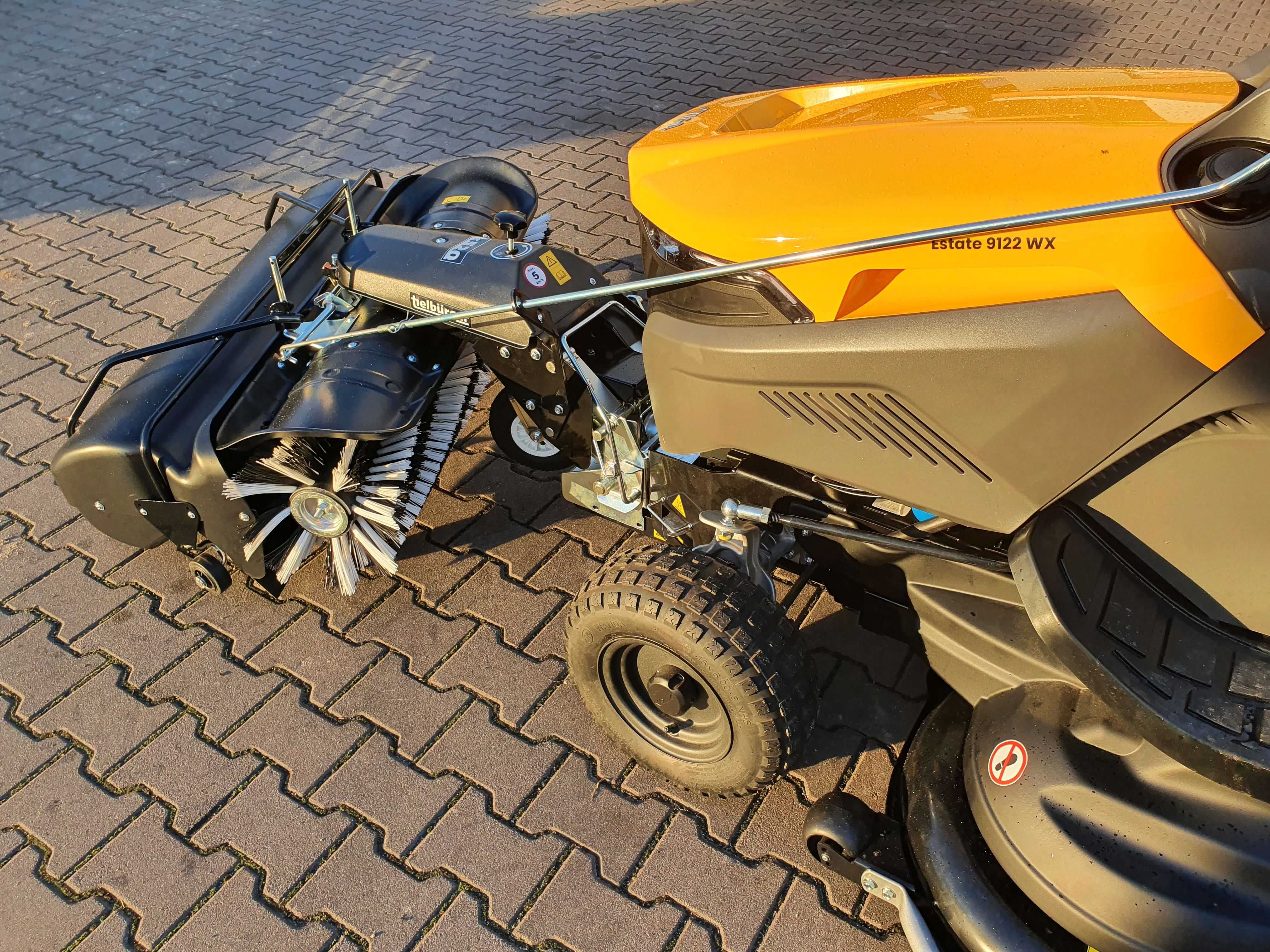 Traktor ogrodowy Stiga 9122WX 4x4 z zamiatarką pojemnikiem i PTO PRO