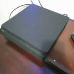 PS4 com comando em bom estado
