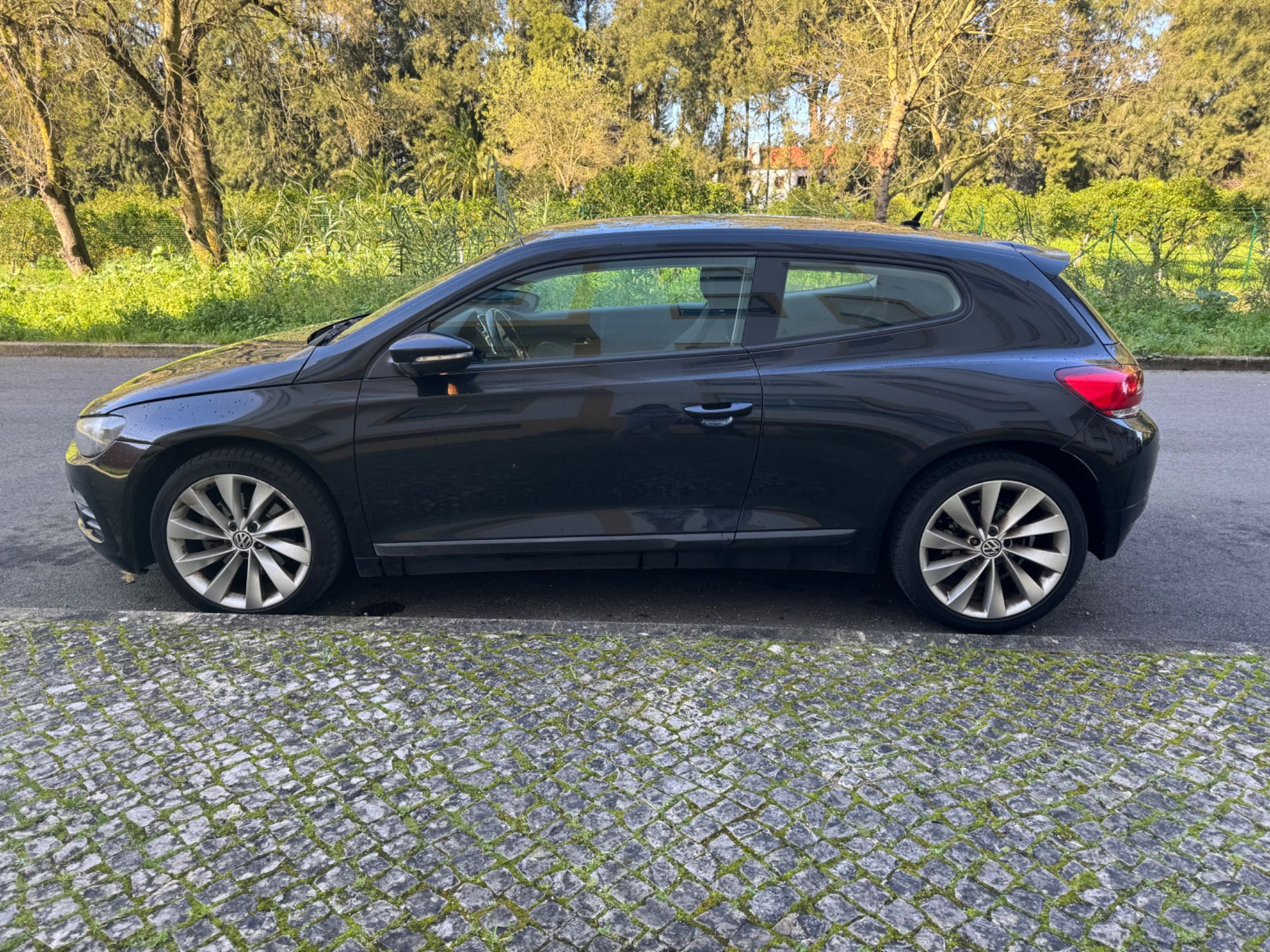 Carro Scirocco preto