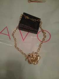 Colar da marca Avon