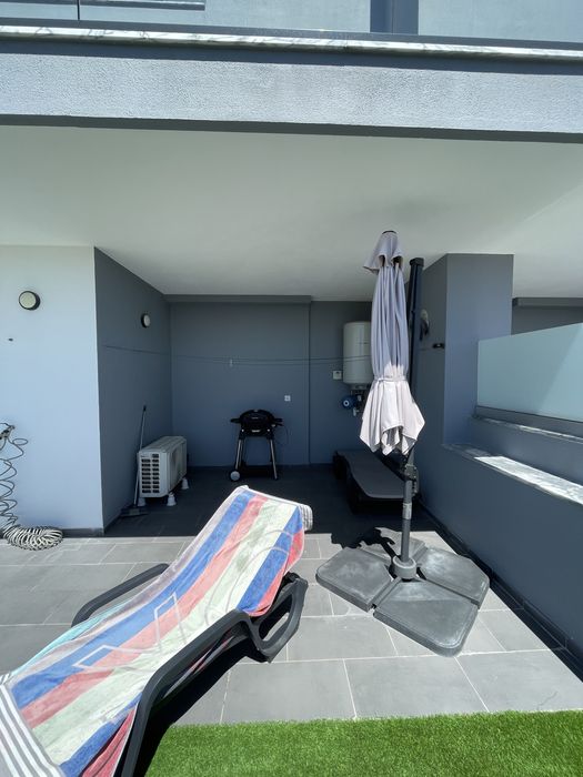 Chapeu sol, espreguicadeiras e tapete relva